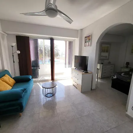 60 M2,piscine, Commerce * Roses